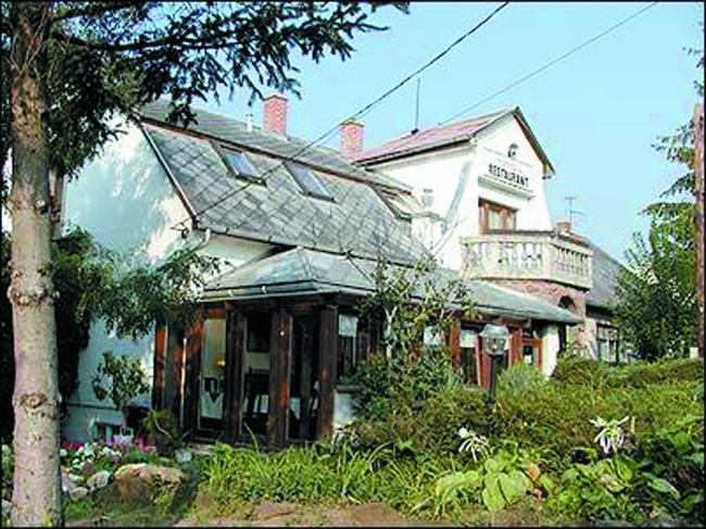 Hotel Viktória Étterem, Balatonalmádi