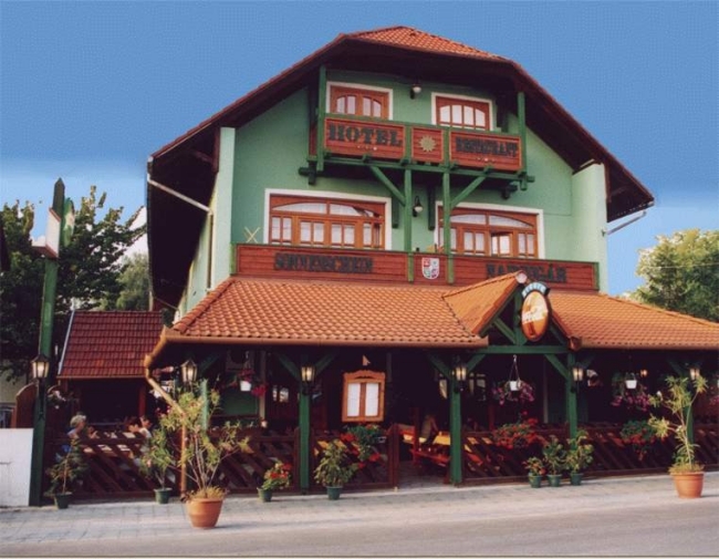 Hotel Napsugár &amp; Gulyás Kunyhó Étterem, Balatonmáriafürdő