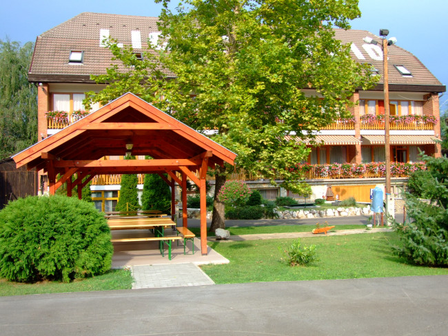 Liget Panzió, Sződliget