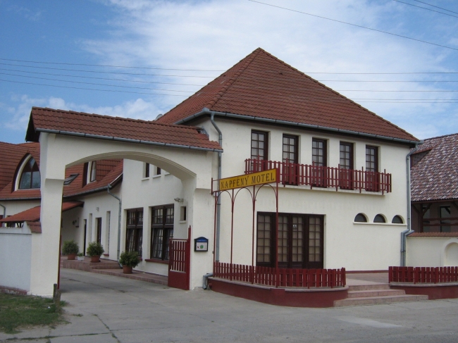 Napfény Motel, Baja