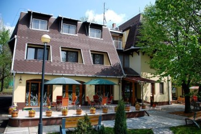 Hotel Flóra, Orosháza (Gyopárosfürdő)