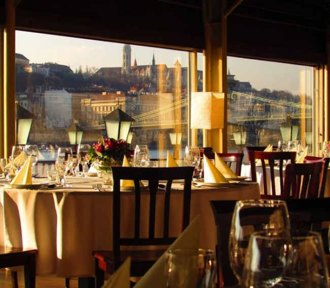 Columbus Pub (dunai állóhajó a Hotel Intercontinental előtt), BUDAPEST (V. kerület)