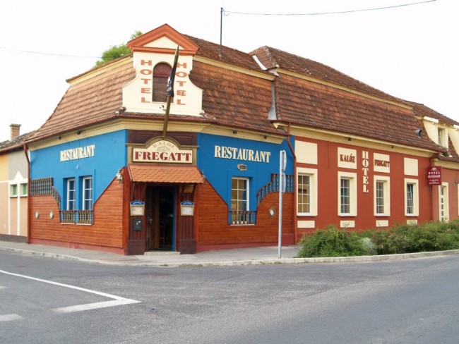 Kalóz Fregatt Pub &amp; Hotel, Tata