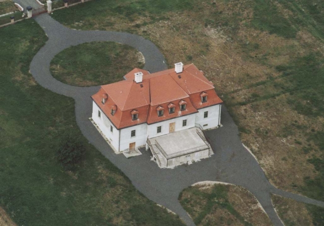 Becsky-kúria                                                                                                                                          , Komlódtótfalu