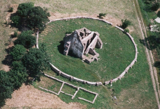 Ecséri (Ecsérpuszta) templomrom                                                                                                                       , Kővágóörs