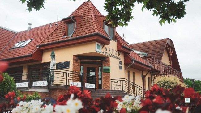 Parton Hotel &amp; Bowling, Tiszakécske