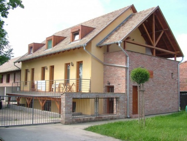 Mirandola Apartman, Gyula