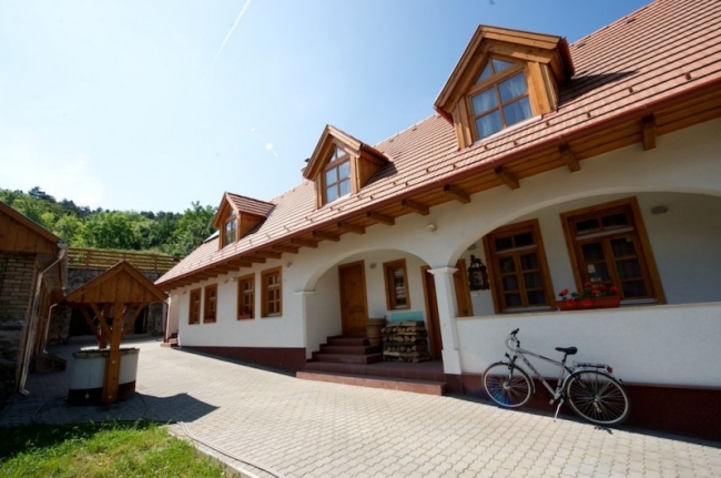 Parasztház Apartman, Dunaalmás